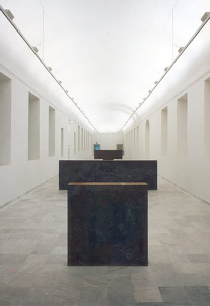 Fotografía de archivo de la escultura de Richard Serra <i>Equal-Parallel/Guernica-Bengasi</i> en el Museo Reina Sofía de Madrid.