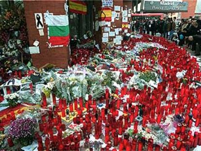 Miles de velas se han ido acumulando durante esta semana en el exterior de la estación de Atocha, rodeando la entrada a la misma.