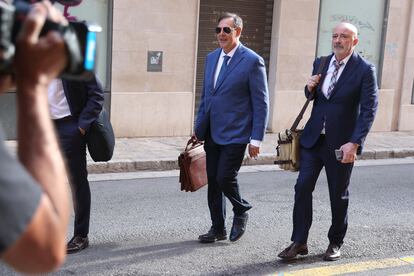 El exjuez Manuel Penalva (centro) y el exfiscal Miguel Ángel Subirán (derecha), a su llegada a un juicio contra los investigados del 'caso Cursach', el pasado 22 de junio en Palma.