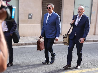 El exjuez Manuel Penalva (centro) y el exfiscal Miguel Ángel Subirán (derecha), a su llegada a un juicio contra los investigados del 'caso Cursach', el pasado 22 de junio en Palma.