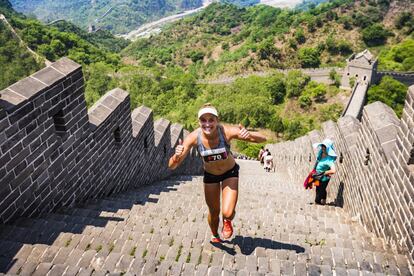 Una participantes en el Great Wall Marathon, que recorre la Gran Muralla China.