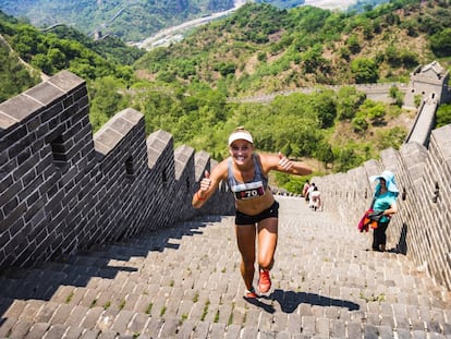 Una participantes en el Great Wall Marathon, que recorre la Gran Muralla China. 