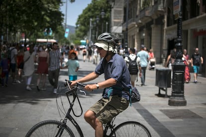 Aún quedan por delante varias jornadas de intenso calor. El jueves bajarán ligeramente las temperaturas diurnas en la mitad sur y en el área mediterránea, pero subirán “notablemente” en el Cantábrico. En la foto, un vecino de Barcelona, este miércoles.