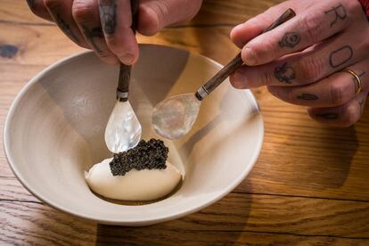 Helado de ron con caramelo de plátano asado y caviar oscietra del restaurante Amelia by Paulo Airaudo, en San Sebastián.