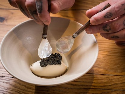 Helado de ron con caramelo de plátano asado y caviar oscietra del restaurante Amelia by Paulo Airaudo, en San Sebastián.