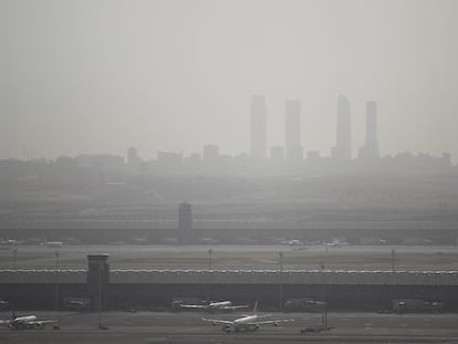 Contaminación por aire subsahariano con el aeropuerto de Barajas en primer término y al fondo las cuatro torres de la Castellana, en diciembre de 2019.