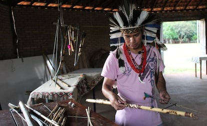 Un habitante de la aldea Ekeruá, Pueblo Terena, en Brasil.