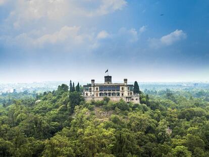 Panorámica del bosque y el castillo de Chapultepec, en Ciudad de México.