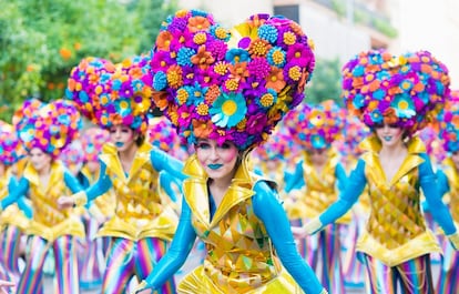 Desfile de comparsas y murgas en el carnaval de Badajoz.