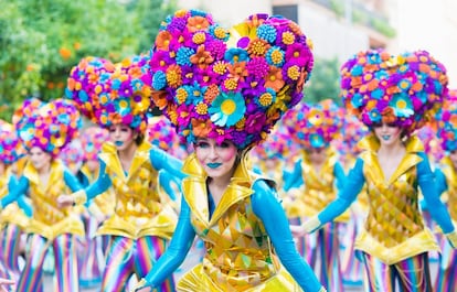 Declarado Fiesta de Interés Turístico Nacional, el carnaval de Badajoz se vive intensamente en la capital extremeña. Dentro del Teatro López de Ayala, donde tiene lugar el concurso de murgas, y especialmente fuera, en la calle (en la imagen, una comparsa durante la edición 2016), con todo el mundo disfrazado y derrochando ingenio y humor. El domingo 26 de febrero desfilarán comparsas y mugas de la ciudad y de localidades vecinas; mientras que el lunes 27 el Carnaval vivirá su última noche, que se alargará hasta la mañana del martes y terminará con la quema de la sardina en el barrio de san Roque.