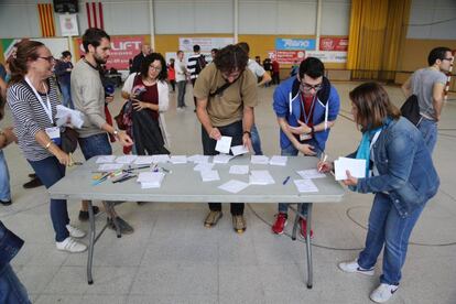 Um grupo de cidadãos prepara seu voto em Girona.