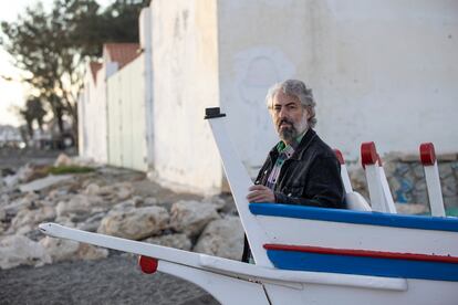 El músico Antonio Luque, en la playa del Pedregalejo (Málaga). 