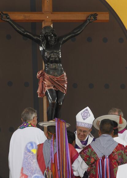 El altar en el que ofició la misa el Papa había un Cristo negro. El Pontífice recibió una Biblia y un Nuevo Testamento en tzotzil y tzetzal.