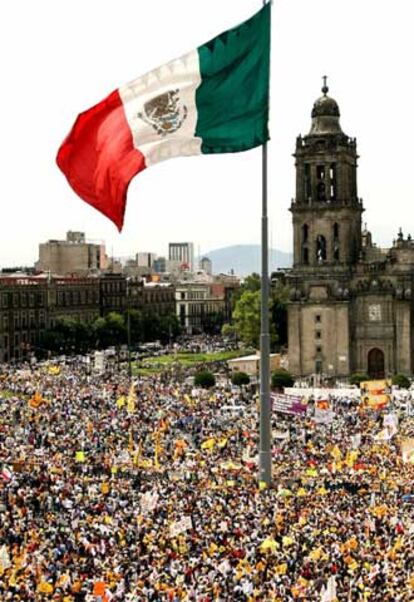 Cientos de miles de seguidores de Lpez Obrador asisten a un mitin en la plaza del Zcalo, en Ciudad de Mxico