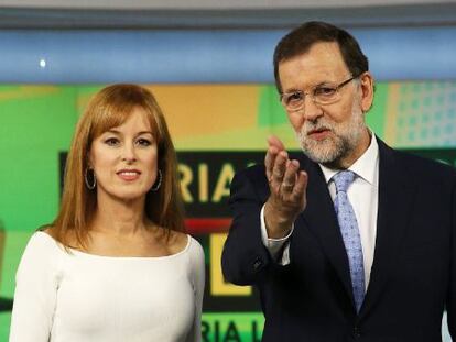 El presidente del Gobierno, Mariano Rajoy, posa con la periodista Gloria Lomana, momentos antes de la entrevista que ha concedido hoy en Antena 3. 
