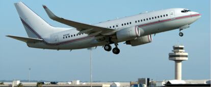 Boeing 737 utilizado por la CIA en sus vuelos secretos por Europa, en un despegue desde el aeropuerto de Son Sant Joan, en Palma de Mallorca, en 2004.