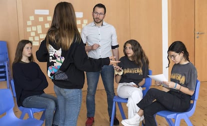 Vicent Ginés, especialista en mediación, durante unas prácticas con alumnas del centro educativo valenciano La Gavina.