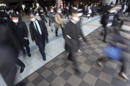 La gente sale de una estación de tren el primer día laborable del año, en Tokio. El primer ministro japonés Yoshihide Suga dijo el lunes que la aprobación de la vacuna se estaba acelerando y los controles fronterizos se reforzaron para frenar la propagación del coronavirus.