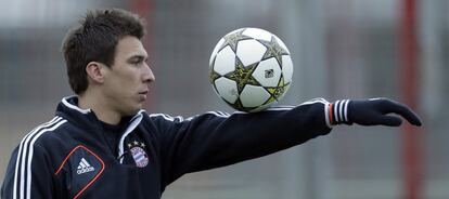 El croata Mario Mandzukic juega con el balón.