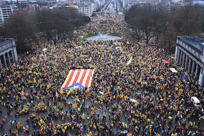 Sota el lema 'Europe wake up, democracy for Catalonia' (Europa, desperta, democrcia per a Catalunya), s'espera que la manifestaci compti amb uns 20.000 assistents, d'acord amb les xifres que els organitzadors --ANC i ?mnium Cultural-- han facilitat a les autoritats locals. En la imatge, una enorme bandera independentista s portada pels manifestants al parc del Cinquantenari.