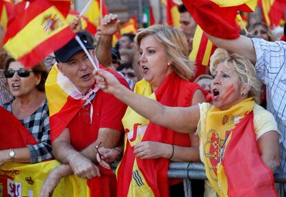 Manifestantes participam da marcha a favor da unidade da Espanha.