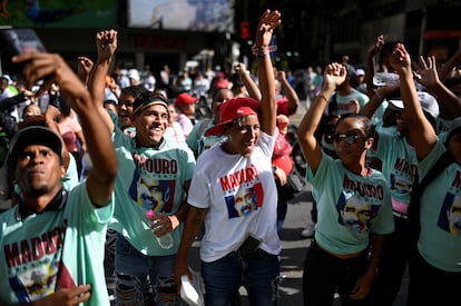 Asistentes gritan consignas en favor de Nicolás Maduro durante la manifestación en defensa de los resultados de las elecciones presidenciales. 