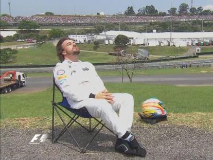 Alonso, prenent el sol després de quedar eliminat a la Q1.