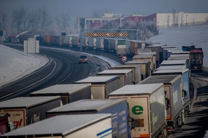 Camiones, el lunes en una retención en una autopista en Usti nad Labem (República Checa), cerca de la frontera alemana.