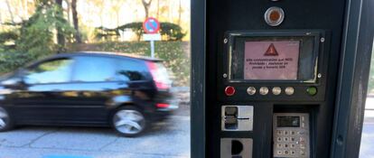 Un parquímetro informa de la prohibición de aparcar.