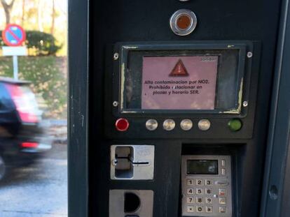 Un parquímetro informa de la prohibición de aparcar.