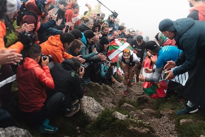 Malen Osa entre los aficionados durante el Zegama en 2023.