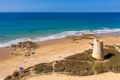 Vista aérea de una almenara del siglo XVI en la playa de El Palmar, en Vejer de la Frontera.