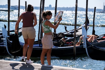 Turistas se refrescan durante la ola de calor, este martes en Venecia.