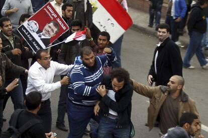 Seguidores del presidente egipcio, Mohamed Mursi, y de los Hermanos Musulmanes, pelean con los opositores que habían acampado frente al Palacio Presidencial de El Cairo.