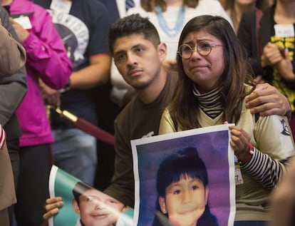 Dos j&oacute;venes indocumentados, Jario Reyes, de Arkansas, y Karen Caudillo, de Orlando, asisten a una rueda de prensa en el Capitolio.