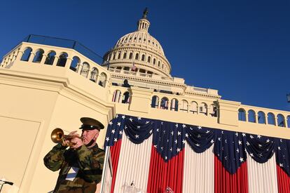 Un militar en los preparativos en Washington ante la toma de posesión de Joe Biden como presidente de EE UU.