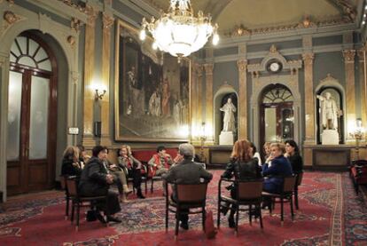 Un momento del rodaje de <i>Las constituyentes</i> en el salón de los Pasos Perdidos del Senado.