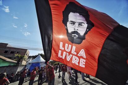 Partidarios de Lula se manifiestan en Curitiba.