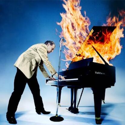 Jerry Lee Lewis aporrea un piano ardiendo, evocación, en forma de montaje promocional, de sus viejos y brutales conciertos de los años cincuenta y sesenta.