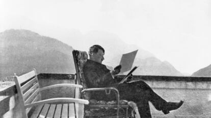 Adolf Hitler, en la terraza de su casa en Obersalzberg, en 1934.