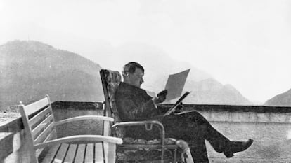 Adolf Hitler, en la terraza de su casa en Obersalzberg, en 1934.