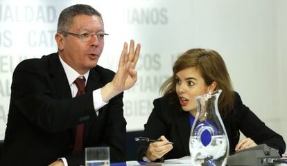El ministro de Justicia, Alberto Ruiz-Gallard&oacute;n, y la vicepresidenta, Soraya S&aacute;enz de Santamar&iacute;a. 