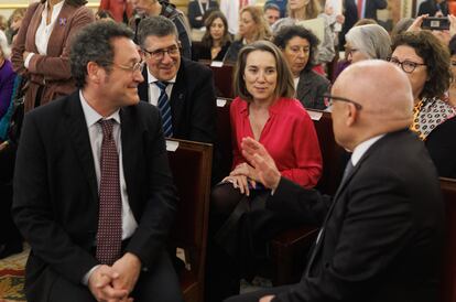 El fiscal general del Estado, Álvaro García Ortiz; el portavoz del PSOE en el Congreso, Patxi López; la secretaria general del PP, Cuca Gamarra, y el secretario de Estado de Relaciones con las Cortes, Rafael Simancas (de espaldas), durante un acto el pasado miércoles.