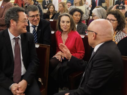 El fiscal general del Estado, Álvaro García Ortiz; el portavoz del PSOE en el Congreso, Patxi López; la secretaria general del PP, Cuca Gamarra, y el secretario de Estado de Relaciones con las Cortes, Rafael Simancas (de espaldas), durante un acto el pasado miércoles.