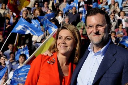 Cospedal y Rajoy en un acto electoral.