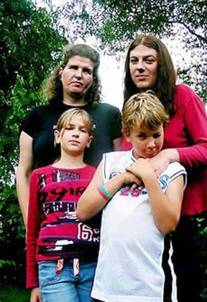 Bettina y Sandra Hofmann con sus hijos.