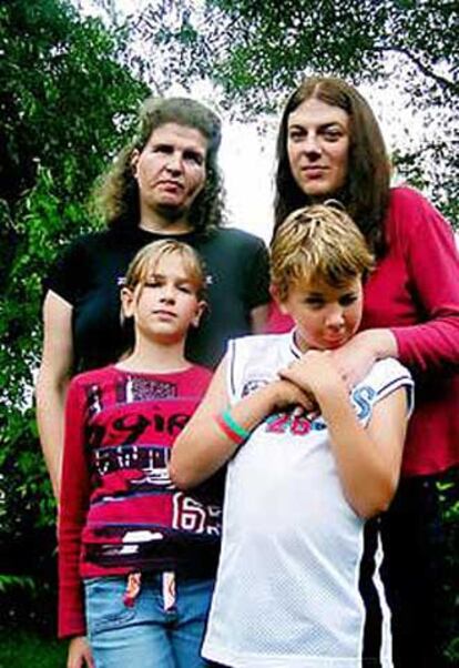 Bettina y Sandra Hofmann con sus hijos.