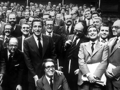 El expresidente Adolfo Suárez con los diputados de la UCD tras la aprobación de la Constitución en el Congreso, en 1978. 