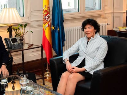 Los ministros Manuel Castells e Isabel Celaá el miércoles.
