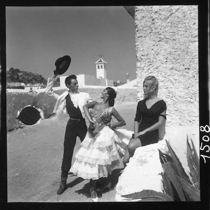 Brigitte Bardot contempla a dos bailaores flamencos en La Carihuela de Torremolinos.